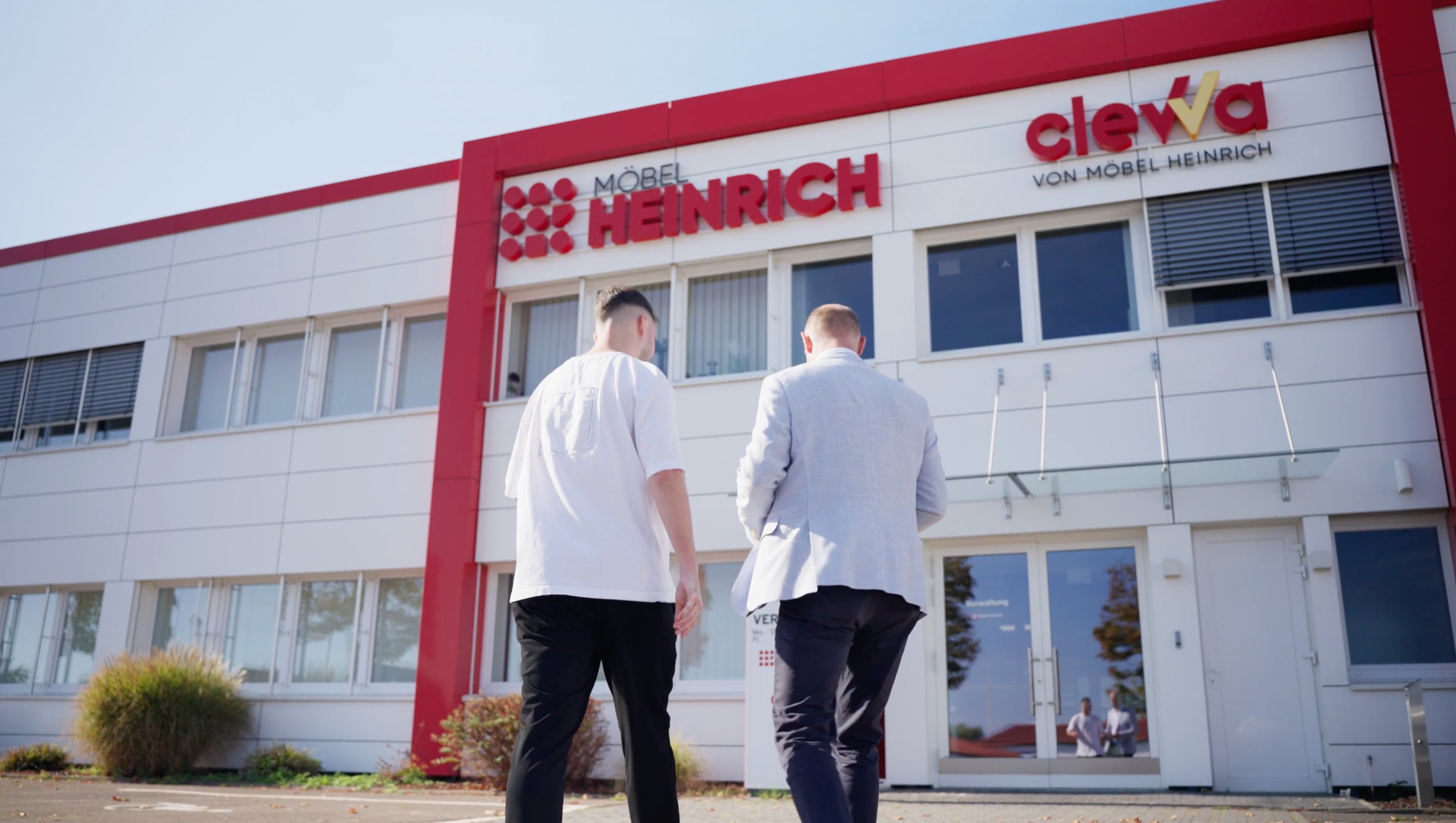 Möbel Heinrich übernimmt Schulpatenschaft für die IGS Schaumburg