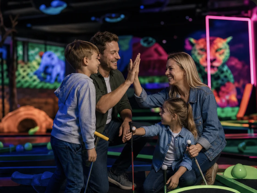 Familie beim Minigolf